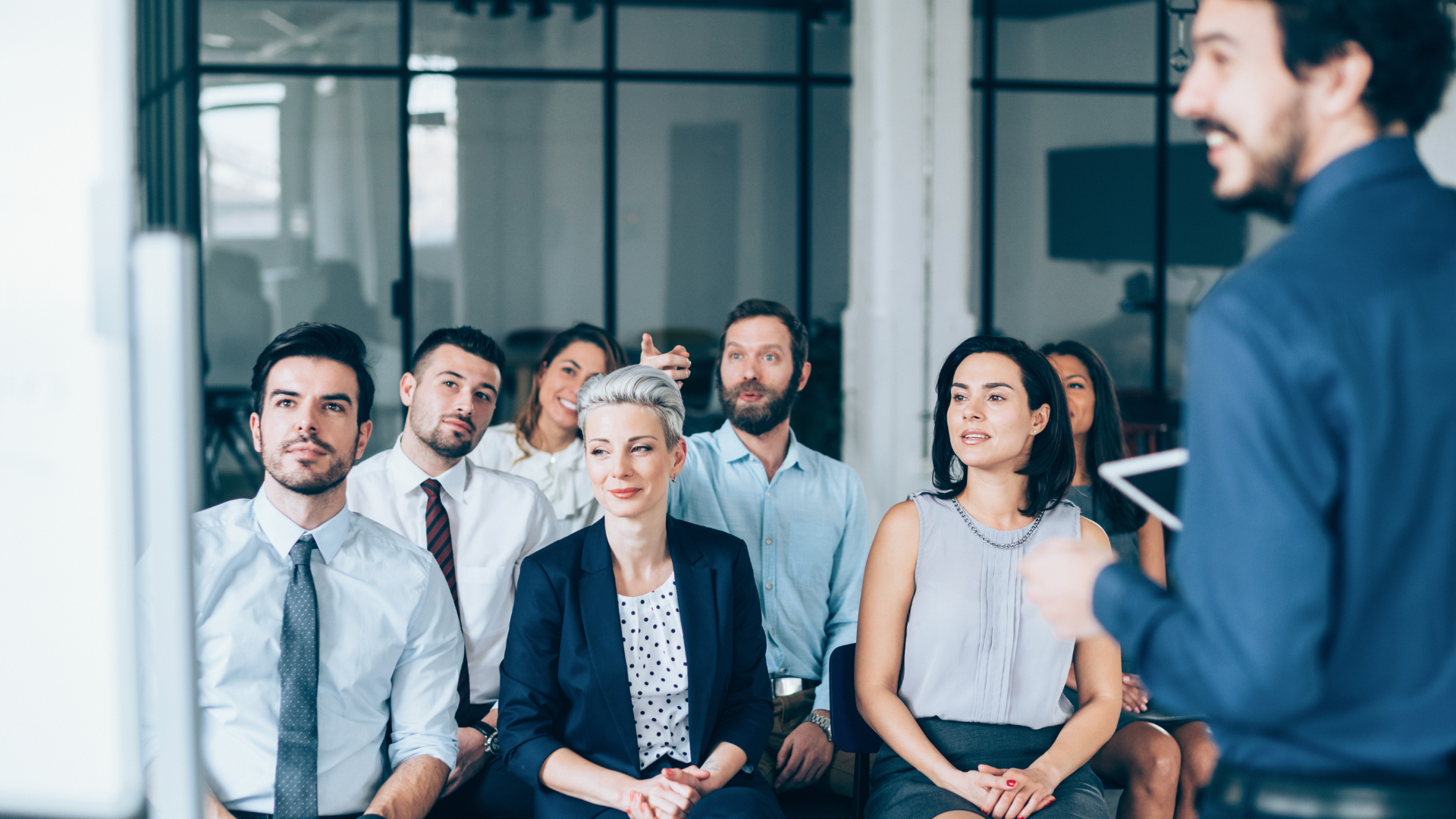 Upskilling vs. Reskilling: Qual a Melhor Estratégia para Fechar o Gap de Competências em 2026?